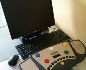 Reaktionstest im Wiener Testverfahren zur MPU-Vorbereitung am Computer mit Bedienpult und Monitor.