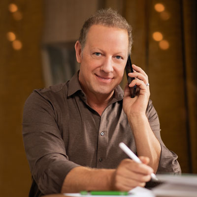 Markus Erl, Geschäftsführer der MPV GmbH, am Telefon und gleichzeitig Notizen machend.