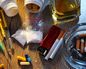 Drogen und Alkohol auf einem Tisch