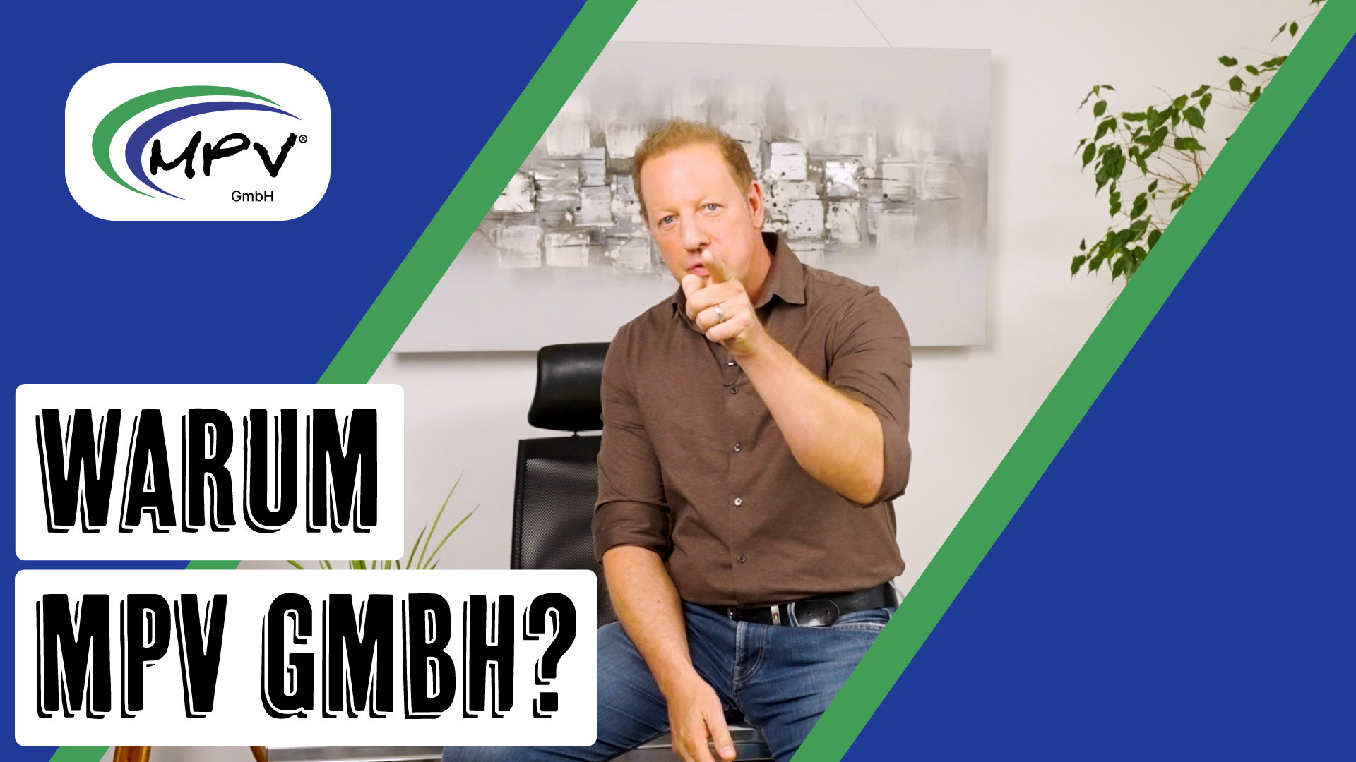 Mann erklärt Vorteile von MPV GmbH