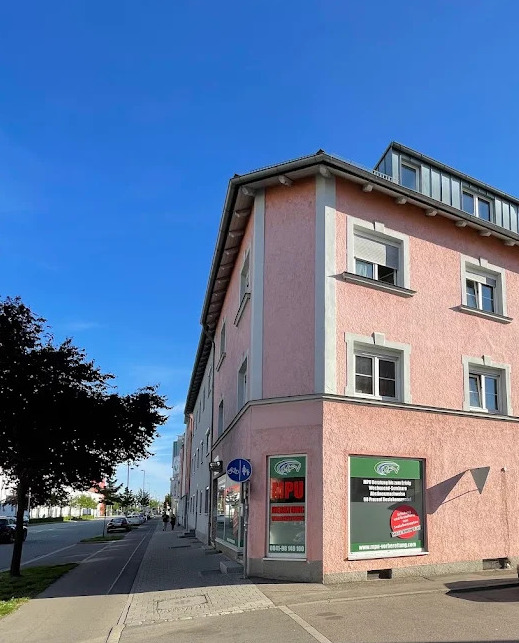 MPU Beratung Ingolstadt – Gebäudeecke mit großem Schaufenster des MPV-Standorts an der Hauptstraße, gut erreichbar.