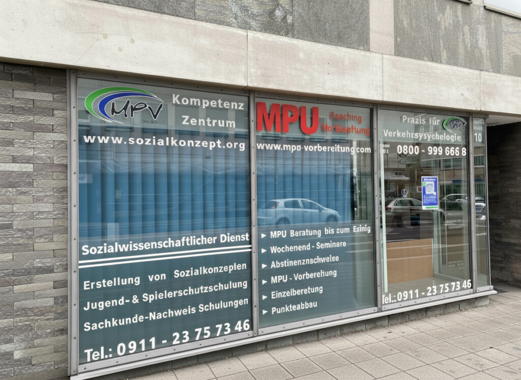 Außenansicht des MPV Standorts Nürnberg mit Schaufensterbeschriftung und Logo
