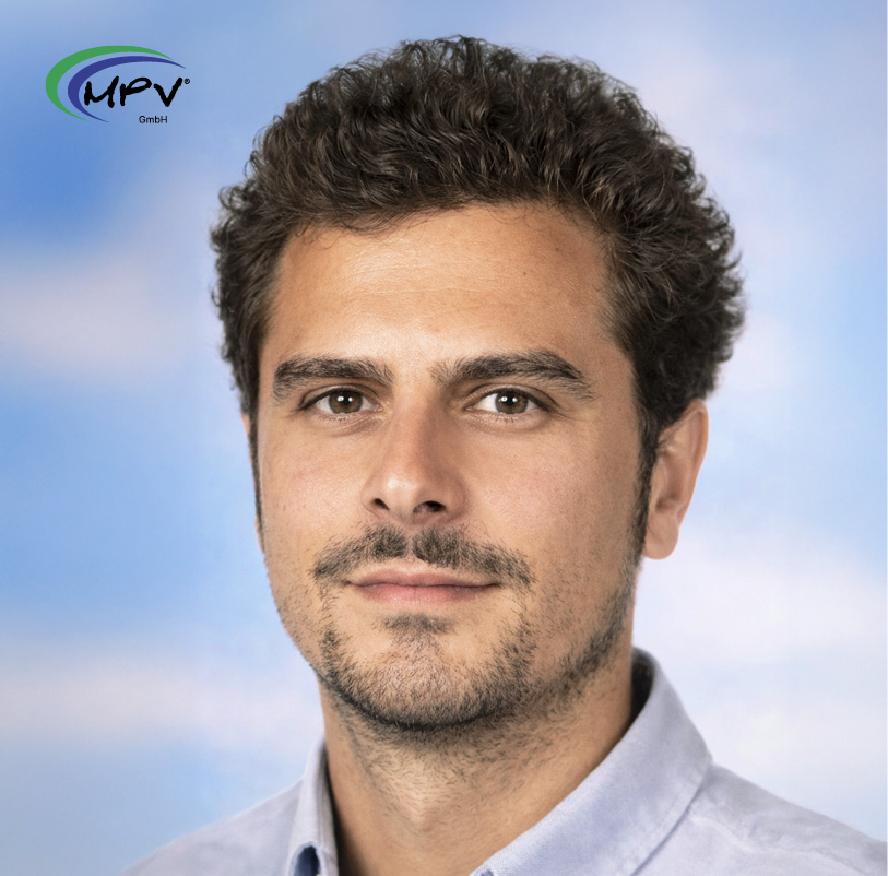 Porträt eines MPU-Beraters der MPV GmbH vor neutralem Hintergrund.