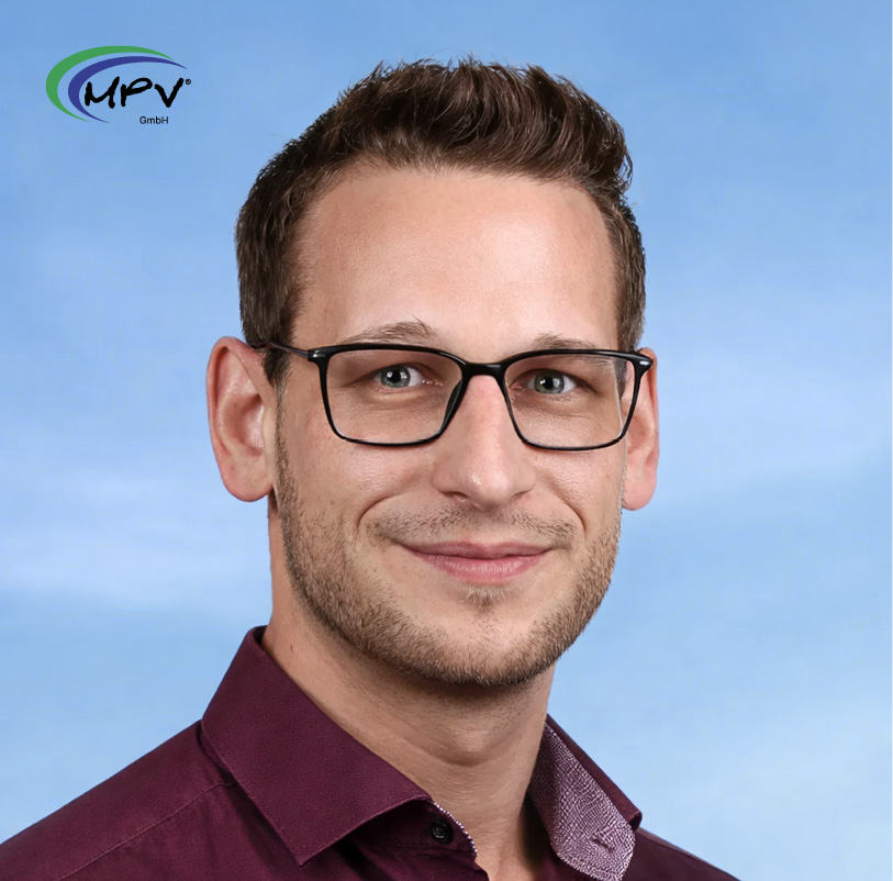 Porträt eines Mitarbeiters der MPV GmbH mit Brille vor hellem Hintergrund.