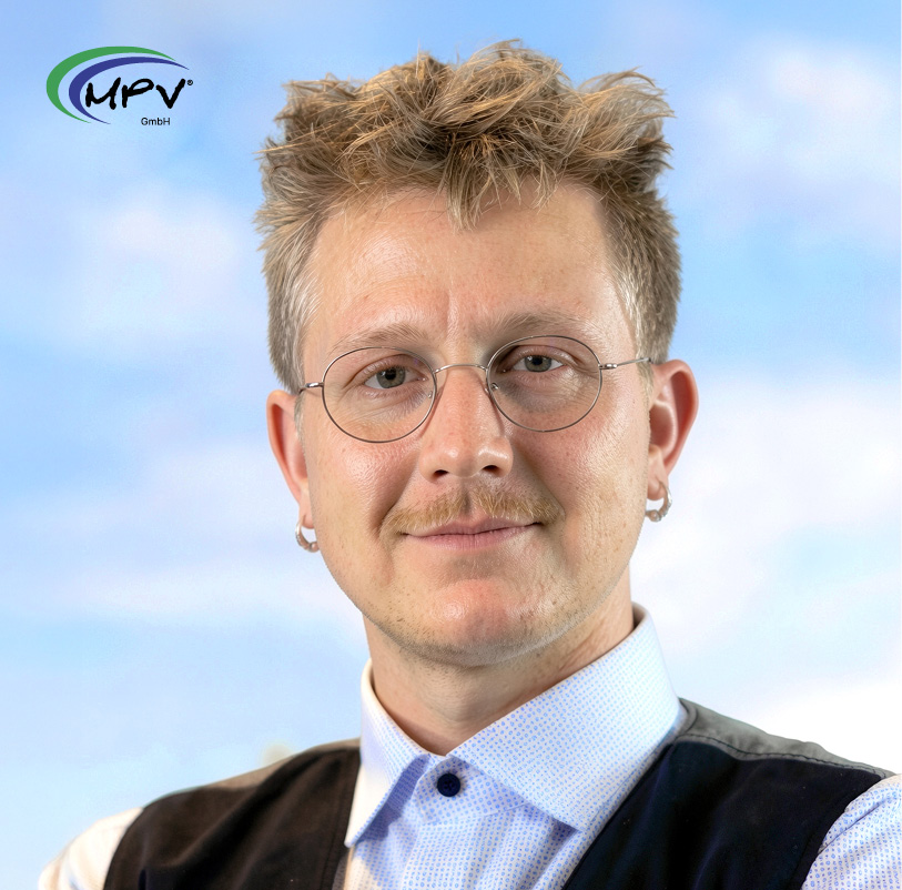 Porträt eines Mitarbeiters der MPV GmbH mit Brille vor hellem Hintergrund. Beschriftung
