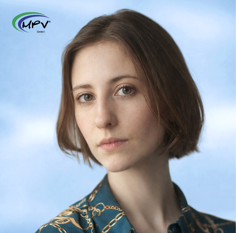 Porträt einer Mitarbeiterin der MPV GmbH vor hellem Hintergrund.