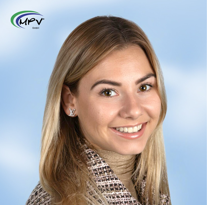 Porträt einer Beraterin der MPV GmbH vor hellem Hintergrund.