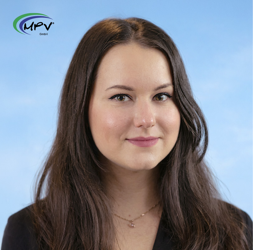 Porträt einer Mitarbeiterin der MPV GmbH vor hellem Hintergrund.