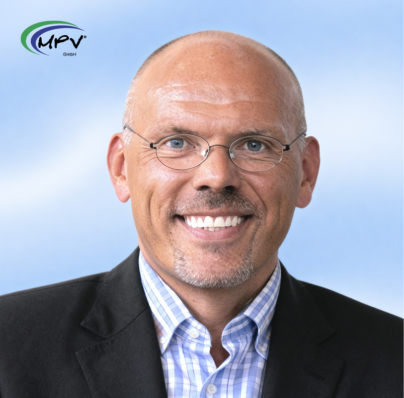 Porträt eines Beraters der MPV GmbH mit Brille vor hellem Hintergrund.