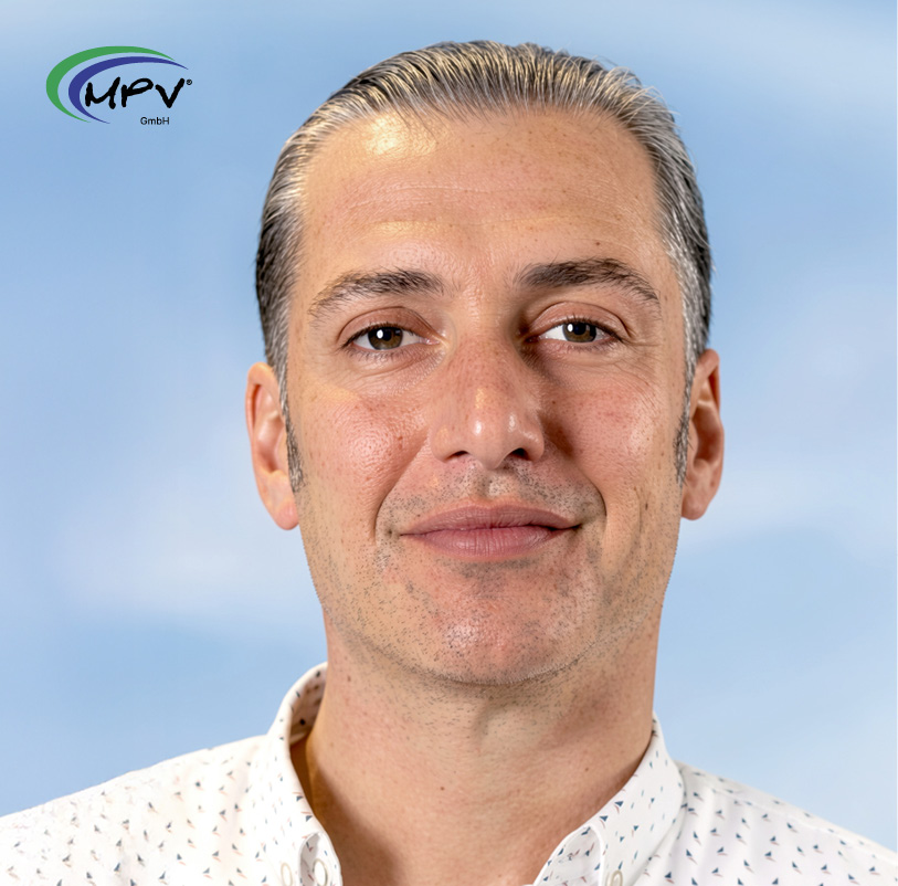 Porträt eines Beraters der MPV GmbH vor neutralem Hintergrund.