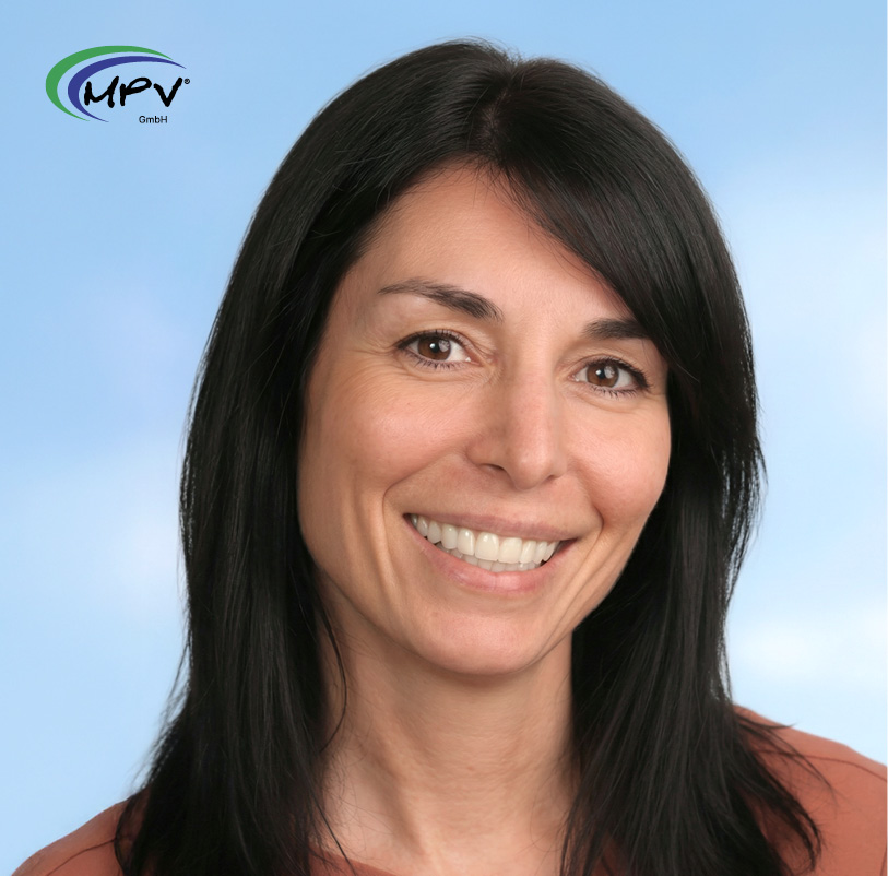 Porträt einer Beraterin der MPV GmbH vor neutralem Hintergrund.