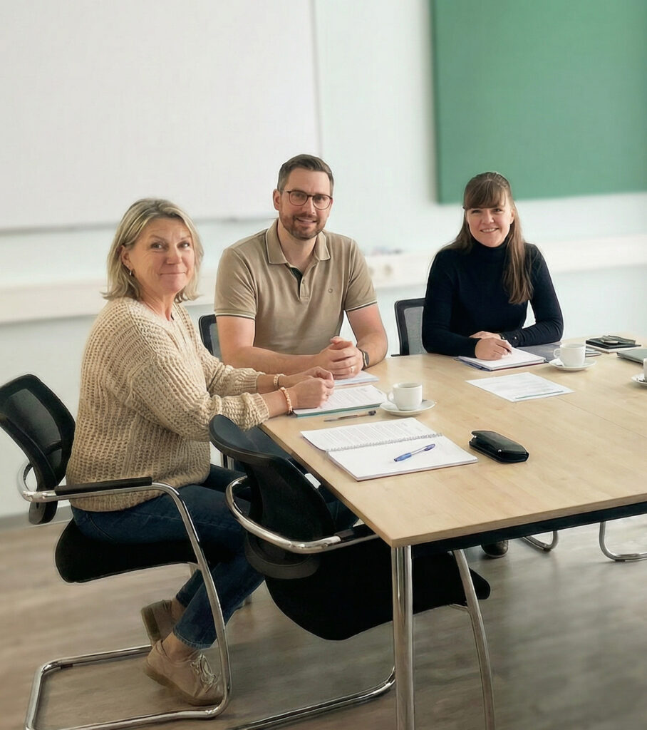 Beratungsteam der MPV GmbH in Dresden im gemeinsamen Austausch zur individuellen MPU-Vorbereitung