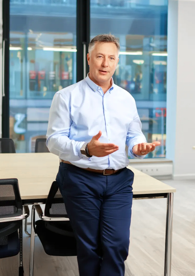 Dozent der MPV GmbH erklärt Inhalte zur MPU-Vorbereitung in einem Seminarraum in Dresden.